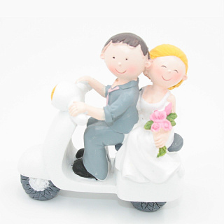 картинка Свадебная фигурка для торта - "Свадебная пара на мопеде" (28969/p) 